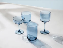 Différents verres de like. de couleur bleue sur une table Différents verres bleus de like. by Villeroy & Boch posés sur une table.