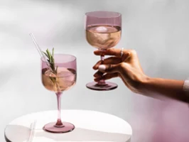 Comme le verre à vin de couleur raisin Bras de femme tenant un verre de vin de type raisin, mettant en valeur les belles couleurs de la collection.