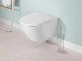 Une salle de bains moderne avec des toilettes Subway 3.0 fixées au mur, une échelle porte-serviettes minimaliste et un porte-brosse de toilettes suggéré