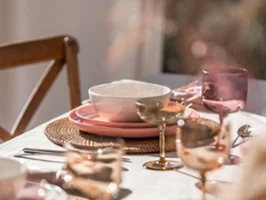 Une table dressée avec la collection Perlemor Une table dressée avec des assiettes et des couverts de table Perlemor et Piemont de Villeroy & Boch.