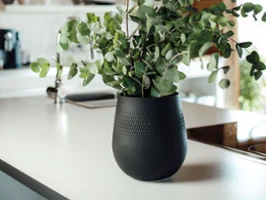 Manufacture Collier Noir Big Carré Vase Un grand vase Manufacture Collier Noir Carré avec une finition noire mate élégante, idéal comme pièce forte et audacieuse.