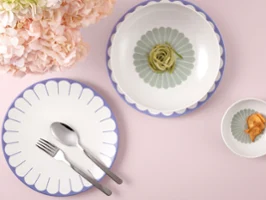 Assiette, bol et coupe Fleur de Villeroy & Boch Assiette, bol et coupe de la collection Fleur de Villeroy & Boch avec des plats et des fleurs roses sur un fond rose clair.