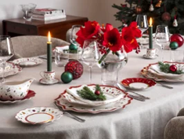 Table de fête dressée avec vaisselle et verrerie Toys Delight Une table de fête joyeusement décorée avec vaisselle et verrerie Toys Delight raffinée - idéal pour célébrer la saison festive