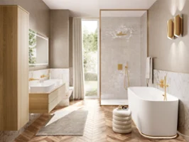Une salle de bain lumineuse avec des lavabos blancs et des meubles de salle de bain en bois clair. Tous les robinets sont en or