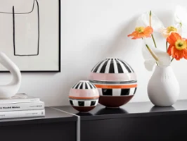 La Boule Memphis et La petite Boule Memphis de Villeroy & Boch Sur une étagère noire se trouvent La Boule Memphis et La petite Boule Memphis de Villeroy & Boch.