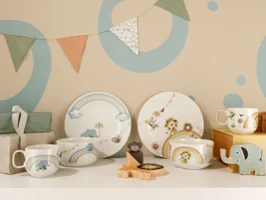 De la vaisselle pour enfants comme cadeau avec des jouets en bois. Des ensembles de vaisselle Boho Kid complets pour enfants comme cadeaux avec une guirlande de fanions en arrière-plan et des jouets en bois mis en scène.