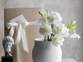 Manufacture Collier Blanc Big Perle Vase Un grand vase Manufacture Collier Blanc Perle avec une délicate texture à pois, cadeau emballé à l’arrière, conçu pour des compositions florales généreuses.