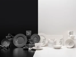 Toute la collection Manufacture Mickey Collection complète Manufacture Mickey : vaisselle en céramique noire et blanche sur fond noir et blanc.