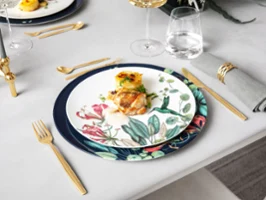 Table Avarua et MetroChic Assiettes Avarua et couverts de table MetroChic de Villeroy & Boch.