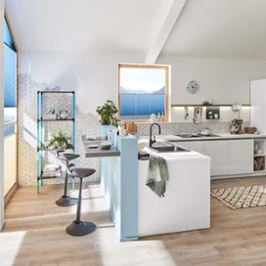 Un évier de cuisine Siluet dans une grande cuisine Un évier de cuisine Siluet dans la cuisine claire et spacieuse d’un appartement en duplex