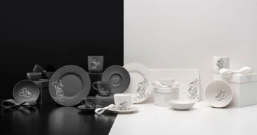 Toute la collection Manufacture Mickey Collection complète Manufacture Mickey : vaisselle en céramique noire et blanche sur fond noir et blanc.