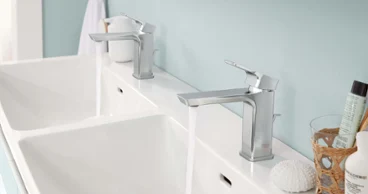 Un plan double Subway 3.0 avec une robinetterie argentée dans une salle de bains aux murs bleus.
