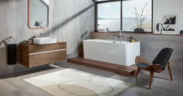Une baignoire Collaro dans une salle de bains moderne Une salle de bains moderne avec un sol en bois et une élégante baignoire Collaro de Villeroy & Boch.