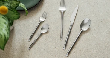 Cinq couverts like de like.by Villeroy & Boch- fourchette, couteau, cuillère, fourchette à dessert et cuillère à café Les couverts de table des collections Boston, Piemont et Like Cutlery embelliront votre composition de table bohème.