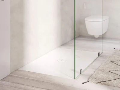 Un receveur de douche Subway Infinity blanc avec paroi en verre Un receveur de douche Subway Infinity blanc dans une salle de bains lumineuse et moderne.