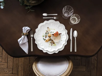 Une assiette Toy’s Delight Royal Classic avec un délicieux plat gastronomique Une décoration de table élégante avec un plat gourmand servi sur des assiettes Toy’s Delight Royal Classic, pour un dîner raffiné.