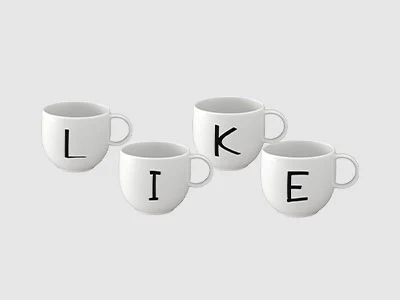 Image de la collection - Letters Quatre tasses blanches avec une lettre sur chacune d'entre elles, disposées de manière à former le mot "LIKE" sur un fond gris.