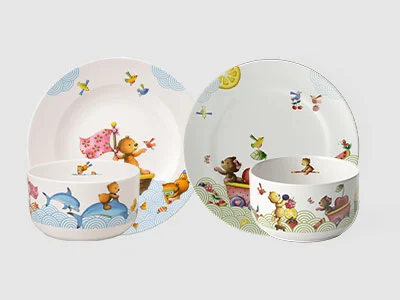 Image de la collection - Kiddy Bears Deux ensembles de vaisselle pour enfants avec des illustrations d'animaux, dont des ours, des oiseaux et des papillons sur fond blanc.