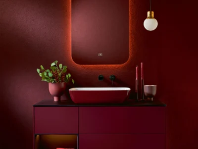 Un lavabo Artis rouge dans une salle de bains rouge Une salle de bains avec des murs rouges et un lavabo Artis de Villeroy & Boch.