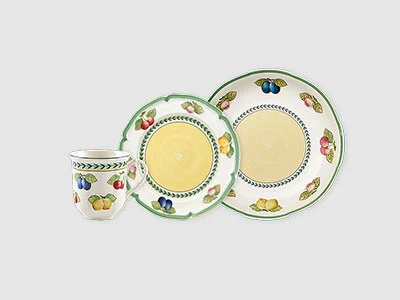 Image de la collection - French Garden Trois pièces de vaisselle en céramique - une tasse, une assiette à salade et une assiette à soupe - décorées de fruits et d'un bord vert.