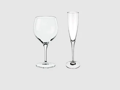 Image de la collection - Maxima Un verre à vin et une flûte à champagne sont placés côte à côte sur un fond gris clair sobre.
