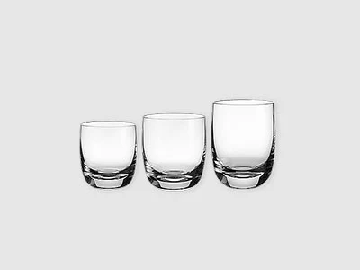 Image de la collection - Scotch Trois gobelets en verre transparent de différentes hauteurs sont disposés en ligne sur un fond sobre gris clair.