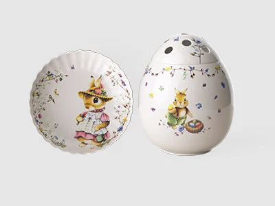 Image de la collection - Spring Fantasy Une assiette décorative et un vase ovoïde, tous deux ornés de figures animales et de motifs floraux peints.