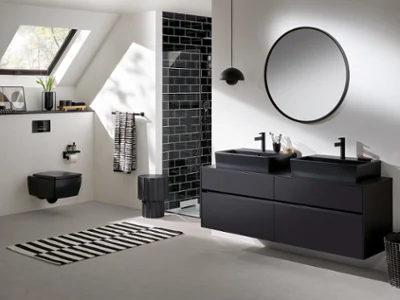 Une salle de bains moderne dans un coloris monochrome avec de la céramique de salle de bains et un intérieur signé Villeroy et Boch en noir classique.