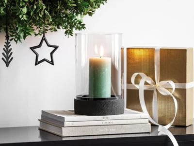 Manufacture Rock Home Lantern in Christmas Atmosphere Une lanterne moderne de la collection Manufacture Rock Home, dans une ambiance de Noël, idéale pour un éclairage chaleureux à l’intérieur comme à l’extérieur.
