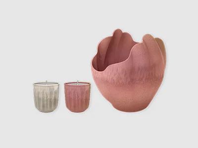 Image de la collection - Perlemor Home Trois vases en céramique rose et blanc de différentes tailles, le plus grand ayant un bord ondulé et dentelé.