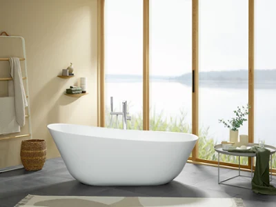Bañera Theano en cuarto de baño con gran ventanal frontal Une baignoire en îlot Theano blanche dans une salle de bains Villeroy & Boch avec une grande baie vitrée.