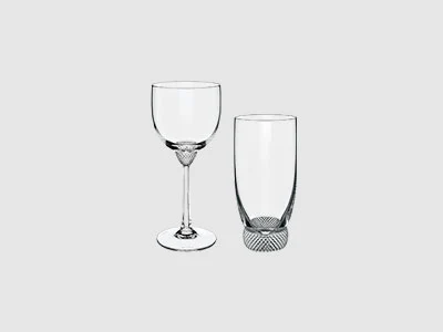 Image de la collection - Octavie Un verre à vin et un verre à boire haut avec un fond structuré, tous deux sur un fond gris clair sobre.