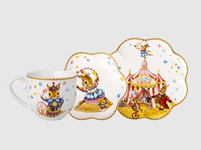 Image de la collection - Annual Easter Edition 2026 Trois assiettes en porcelaine à bord ondulé avec des illustrations et des petits lapins habillés.