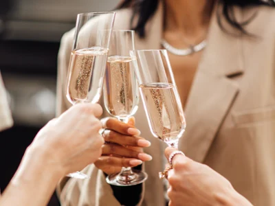 Des personnes en train de trinquer avec des flûtes à champagne NewMoon Trois personnes habillées dans des tons neutres portent un toast avec des flûtes à champagne NewMoon de Villeroy & Boch.