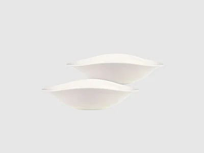 Image de la collection - Vapiano Sur un fond gris clair sobre, deux coupes ovales blanches et plates sont empilées.