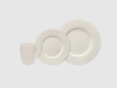Image de la collection - Basic White Une tasse blanche, un bol blanc et deux assiettes blanches sont disposés sur un fond clair et sobre.