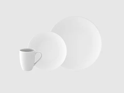 Image de la collection - Anmut Une tasse en céramique blanche, une petite assiette et une grande assiette sont disposées sur un fond clair et sobre.