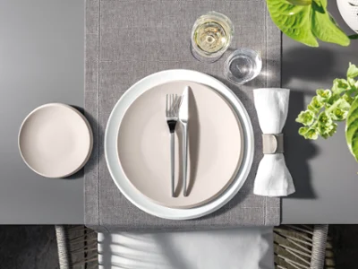 Une table dressée avec NewMoon en beige et blanc Une table dressée avec de la vaisselle et des couverts de table NewMoon de Villeroy & Boch.