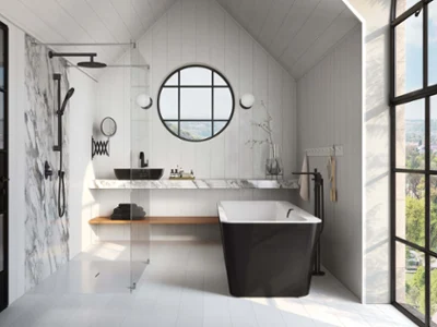 Une baignoire en îlot Squaro dans une salle de bains moderne Une salle de bains moderne avec une baignoire en îlot Squaro, un lavabo noir Artis et une vue offerte par une grande fenêtre