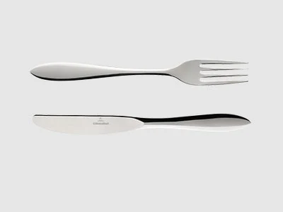 Image de la collection - Arthur Une fourchette et un couteau en acier inoxydable sont placés parallèlement sur un fond sobre gris clair.