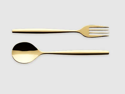 Image de la collection - Couverts MetroChic Une fourchette et une cuillère dorées sont posées côte à côte sur un fond gris clair sobre.