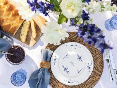 Une assiette Vieux Luxembourg de Villeroy & Boch sur une table décorée de façon estivale Une table estivale avec une assiette de la collection Vieux Luxembourg et des verres Boston de Villeroy & Boch.