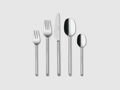 Image de la collection - Couverts like. Cinq couverts en acier inoxydable - deux fourchettes, un couteau, une cuillère à soupe et une cuillère à café - sur fond gris clair.