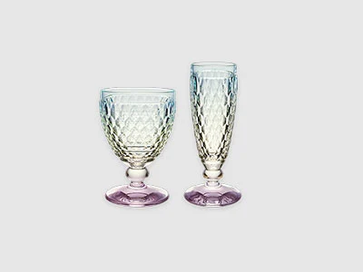 Image de la collection - Verres Boston Deux calices en verre structuré dans des tons pastel, l'un bas et l'autre haut, sont posés sur un fond clair et sobre.