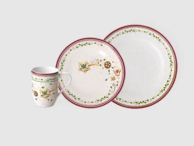Image de la collection - Winter Bakery Un set de vaisselle en céramique comprenant une tasse, une assiette à salade et une assiette à soupe avec des motifs de fleurs et de fruits.