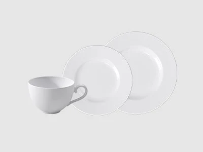 Image de la collection - Royal Une tasse blanche et deux assiettes blanches sont présentées sur un fond clair et sobre.