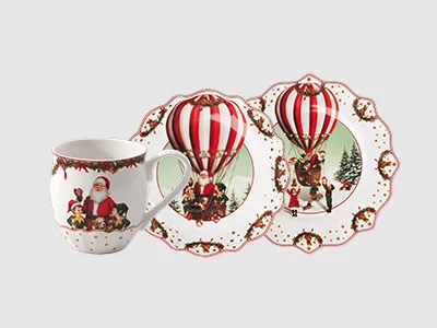 Image de la collection - Annual Christmas Edition 2024 Trois assiettes en porcelaine à bord ondulé, chacune décorée d'illustrations colorées de carrousel et de scènes de fête foraine.