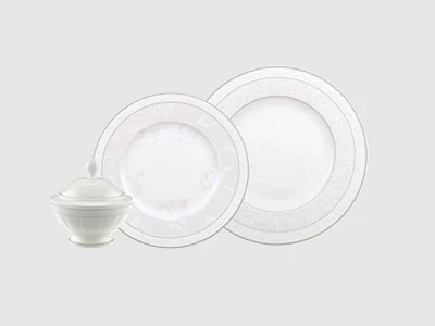 Image de la collection - Gray Pearl Set de vaisselle en porcelaine blanche comprenant deux assiettes et un saladier avec couvercle, tous avec des bords décoratifs discrets, sur fond clair.