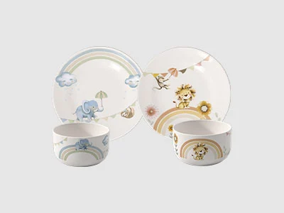 Image de la collection - Boho Kids Deux sets de vaisselle pour enfants avec des bols et des assiettes décorés d'arcs-en-ciel, d'animaux et de motifs pastels sur fond clair.