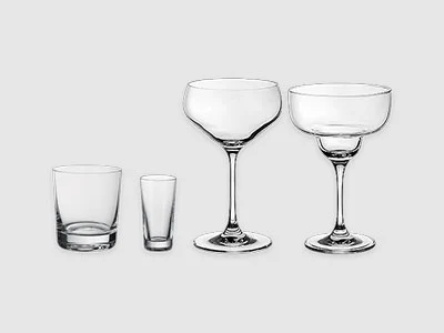 Image de la collection - Purismo Quatre types de verres vides : un verre à whisky, un verre à liqueur, un verre à coupe et un verre à margarita sur un fond sobre.